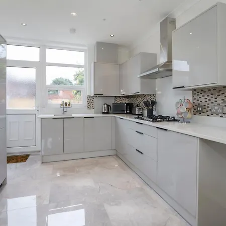 Vakantiehuis The Burton 3 Bedroom House Sleeps 6 *