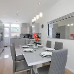 The Burton 3 Bedroom House Sleeps 6 Semesterbostad