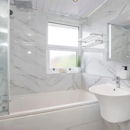 The Burton 3 Bedroom House Sleeps 6 Дом отдыха