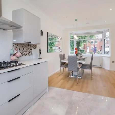 Vakantiehuis The Burton 3 Bedroom House Sleeps 6 *