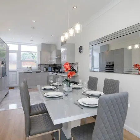 The Burton 3 Bedroom House Sleeps 6 別荘