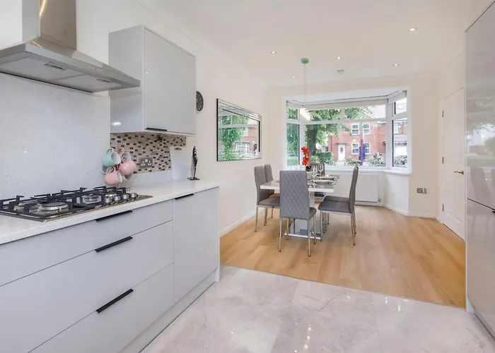 Holiday home The Burton 3 Bedroom House Sleeps 6 *