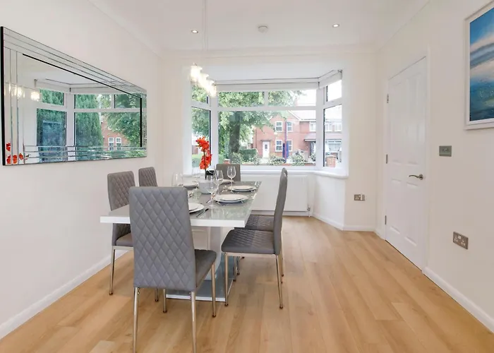 The Burton 3 Bedroom House Sleeps 6 * York