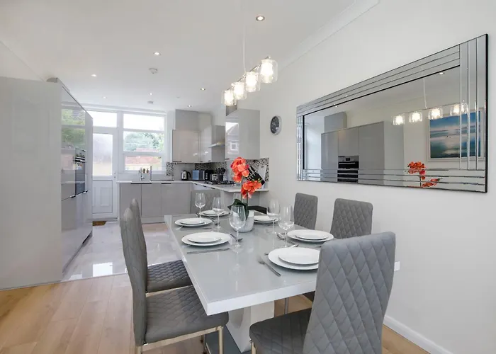 The Burton 3 Bedroom House Sleeps 6 Holiday home