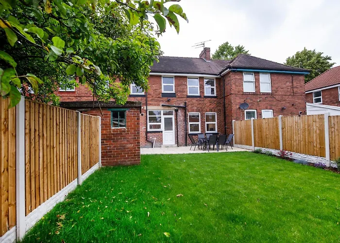 The Burton 3 Bedroom House Sleeps 6 Holiday home