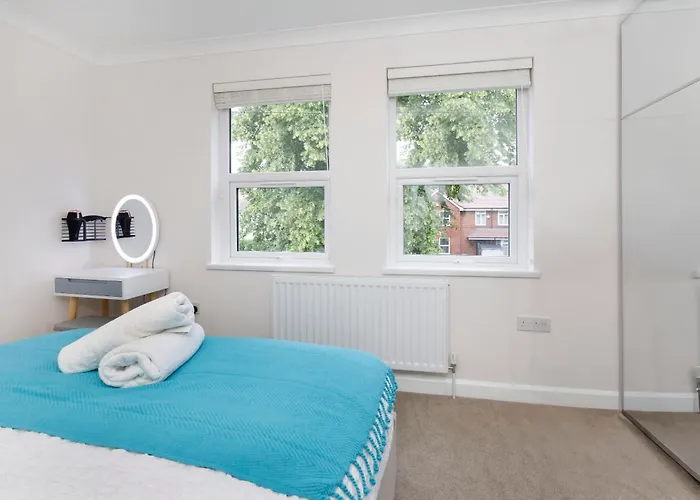 The Burton 3 Bedroom House Sleeps 6 *