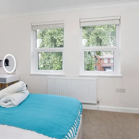 The Burton 3 Bedroom House Sleeps 6 *